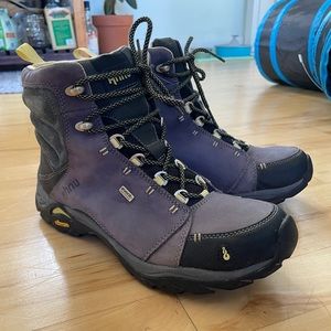 Ahnu Montara Hiking Books - Waterproof Size 9